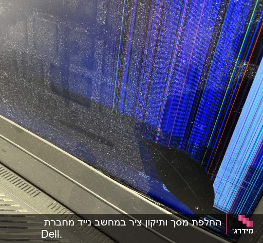 מסך מחשב עם תצוגה פגומה וקווים צבעוניים